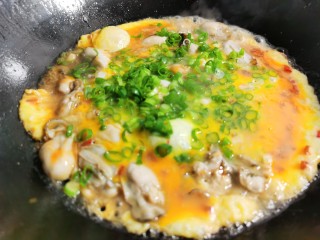牡蛎炒蛋,加入切好的葱花。