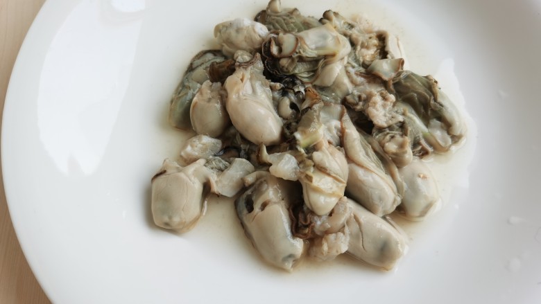 牡蛎炒蛋,锅里放水烧开，放入牡蛎焯水片刻，捞出控水备用。牡蛎焯水后肉质会更紧致，以免炒的时候出水过多。