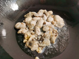 牡蛎炒蛋,  炒锅烧热放油，倒入牡蛎肉稍稍煎它一下。牡蛎煎的时间不要长了，防止变老。