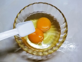 牡蛎炒蛋,鸡蛋敲入碗里 放入2克盐