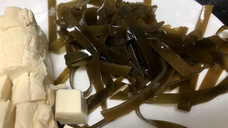 花蛤豆腐汤➕浅红淡白间深黄,海带丝切段