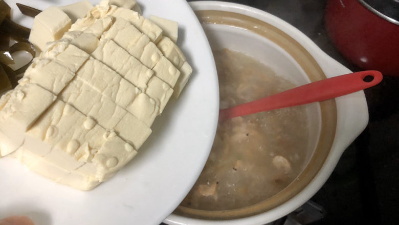 花蛤豆腐汤➕浅红淡白间深黄,加入嫩豆腐块