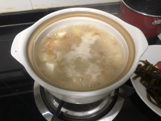 花蛤豆腐汤➕浅红淡白间深黄,中火煮开后转小火l煮约3分钟