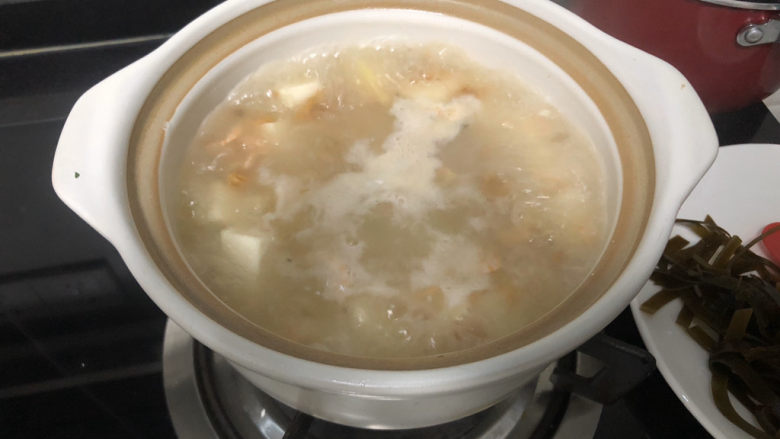 花蛤豆腐汤➕浅红淡白间深黄,中火煮开后转小火l煮约3分钟