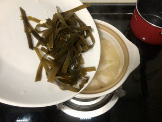 花蛤豆腐汤➕浅红淡白间深黄,加入海带丝再煮两分钟