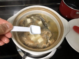 花蛤豆腐汤➕浅红淡白间深黄,尝下咸淡，根据个人口味添加少许食盐，怕性的小伙伴可以再加少许白胡椒粉