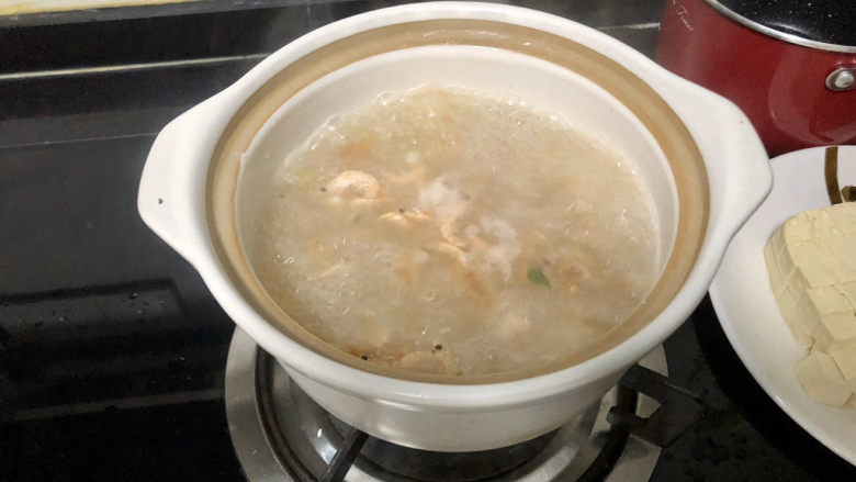 花蛤豆腐汤➕浅红淡白间深黄,加入适量热水，煮开