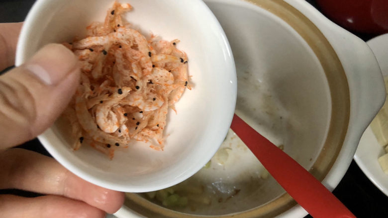 花蛤豆腐汤➕浅红淡白间深黄,加入虾米煸香