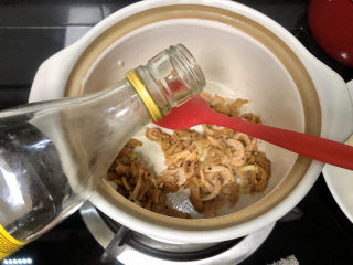 花蛤豆腐汤➕浅红淡白间深黄,加入一茶匙料酒，翻炒去腥