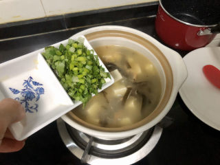 花蛤豆腐汤➕浅红淡白间深黄,关火，撒上葱末香菜，即可上桌享用
