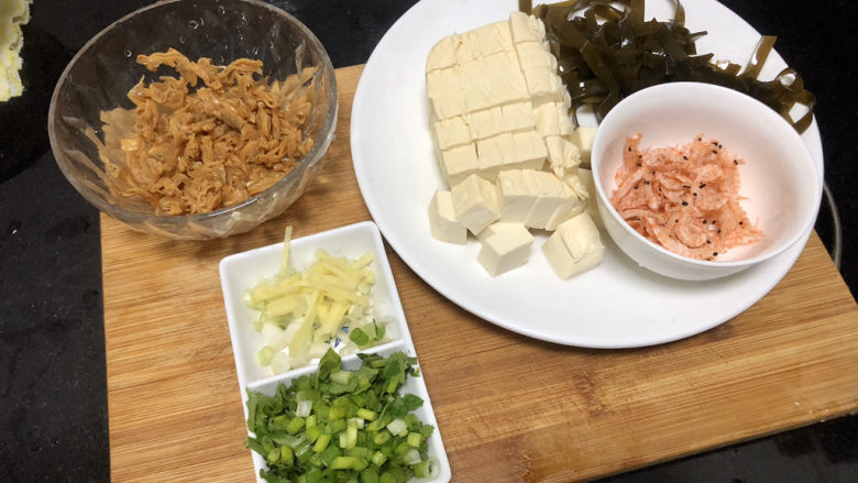 花蛤豆腐汤➕浅红淡白间深黄,全部食材准备好