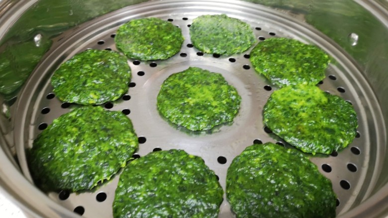 蒸苜蓿菜饼,时间到打开锅盖，绿油油的菜饼看起来特别有胃口。