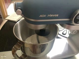 双色小馒头,把除了火龙果以外的食材都放进ACA北美电器厨师机里，用2挡揉到没有干粉，改3档揉成一个面团。