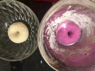 双色小馒头,白色面团和红色面团分别放在不同的盘里盖保鲜膜进行发酵。