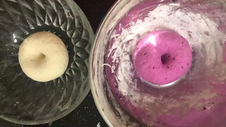 双色小馒头,白色面团和红色面团分别放在不同的盘里盖保鲜膜进行发酵。