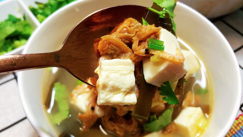 花蛤豆腐汤➕浅红淡白间深黄,这道汤，做法简单，汤汁十分鲜美，搭配豆腐海带，营养更加丰富。喜欢的小伙伴快来试试看吧😄