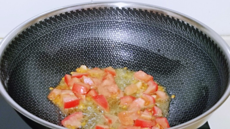 酸汤龙利鱼,起油锅加入番茄块小火翻炒。