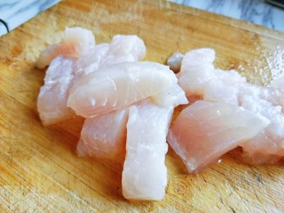 糖醋龙利鱼,处理龙利鱼，将龙利鱼洗干净，之后切条。(切的形状可以根据个人喜欢)