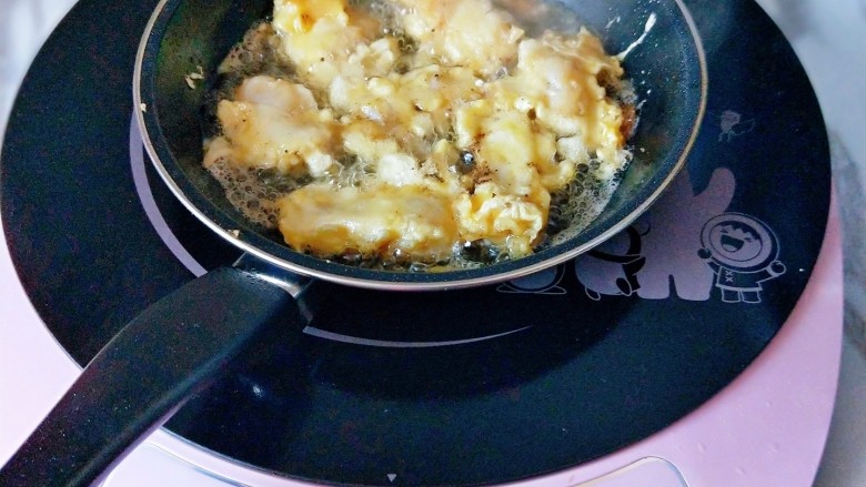 糖醋龙利鱼,起油锅，之后用筷子将挂满面糊的龙利鱼夹入油锅中，炸至微黄，捞出即可。
