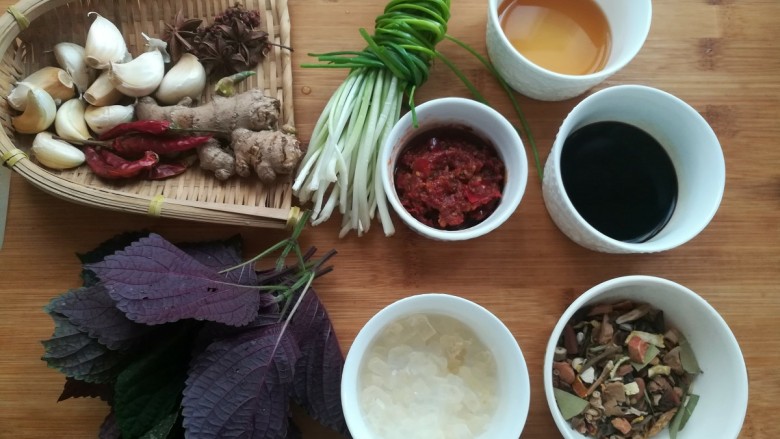 紫苏炒田螺,准备好所有食材和分量