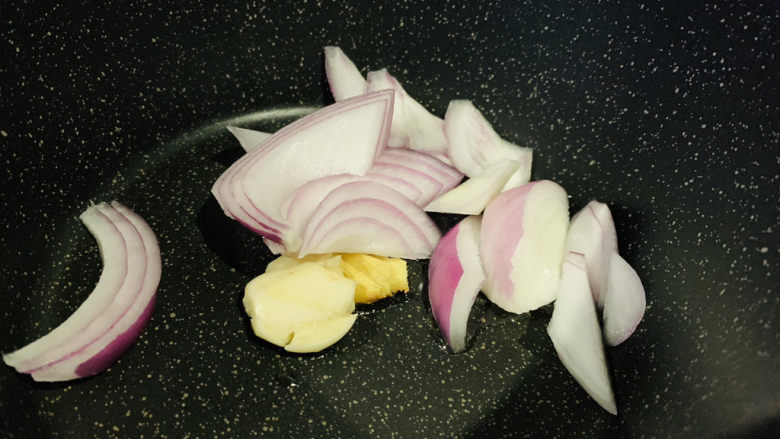紫苏炒田螺,锅里加2勺食用油，加入洋葱 葱 姜；
