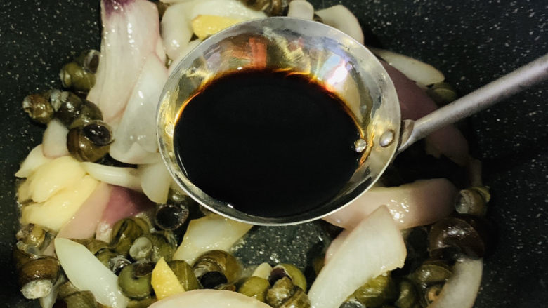 紫苏炒田螺,加酱油；