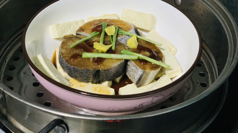 鳕鱼炖豆腐,放上蒸锅，隔水炖；