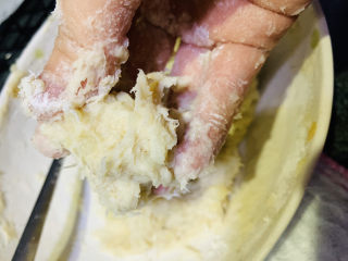 鳕鱼饼,继续捏压，成比较细的鳕鱼土豆泥；