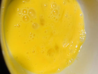 鳕鱼饼,准备一个鸡蛋，打成蛋液；