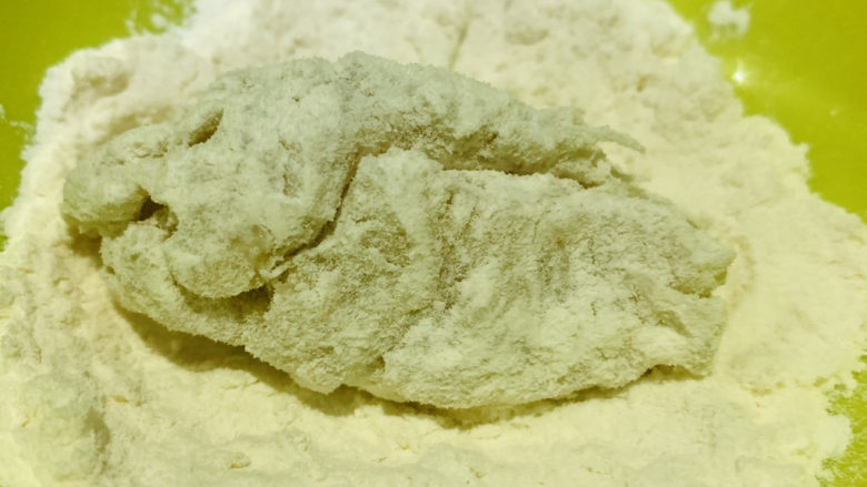 鳕鱼饼,把泥稍微捏成饼状，裹上面粉；