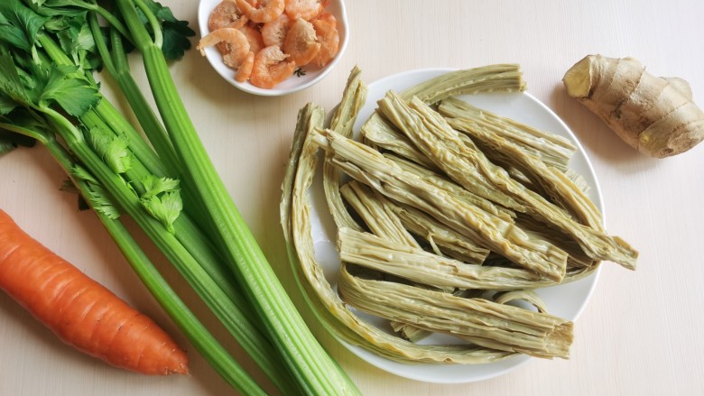 芹菜拌腐竹,准备所需要的食材。