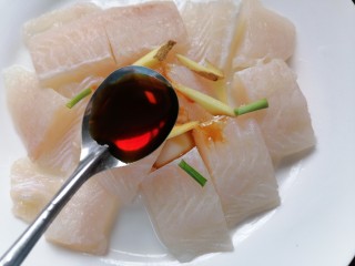 糖醋龙利鱼,加入适量生抽和盐将鱼块腌制十五分钟