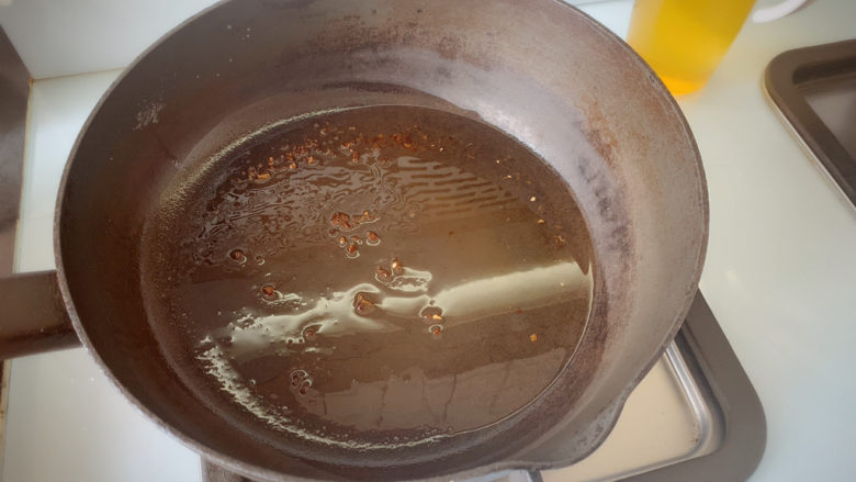 夏日炎炎之凉拌毛豆,热锅烧油，煸花椒（出味后可捞出，也可不捞，根据个人口味）