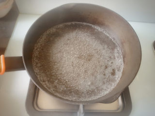 夏日炎炎之凉拌毛豆,锅内烧水，水开后，准备下入毛豆