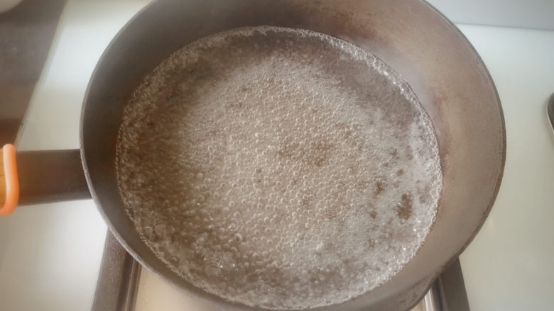 夏日炎炎之凉拌毛豆,锅内烧水，水开后，准备下入毛豆