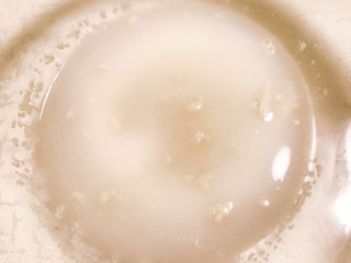 贝壳馒头（南瓜）,碗中放少许温水、1.5g酵母粉、白糖拌匀