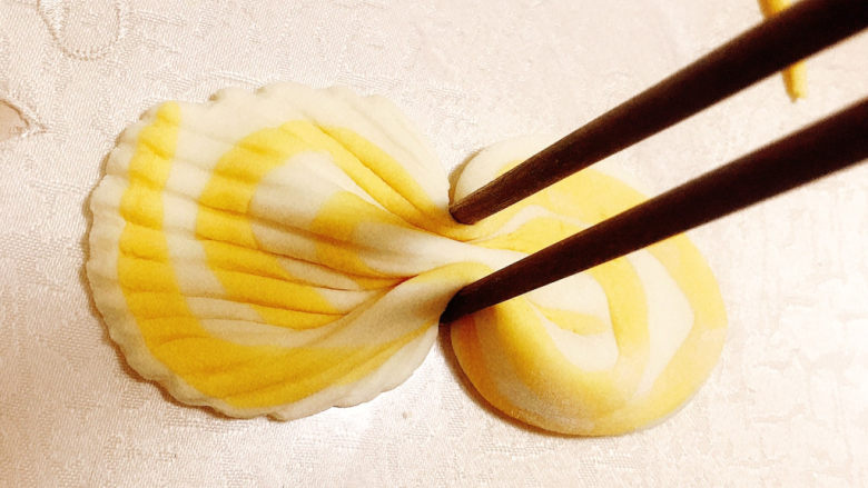 贝壳馒头（南瓜）,用筷子在面皮中间夹一下