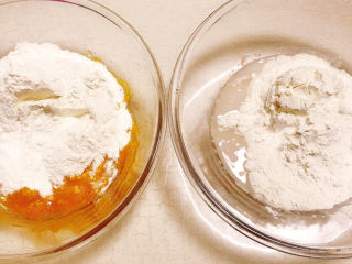 贝壳馒头（南瓜）,两个碗中分别加入150g面粉