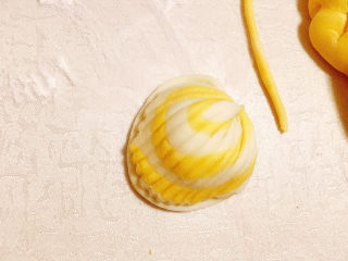 贝壳馒头（南瓜）,两边合起来，压纹部分在上面。