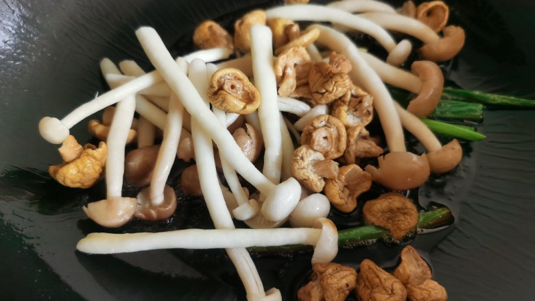 花蛤豆腐汤,加入海鲜菇、蟹味菇和白菌翻炒。
