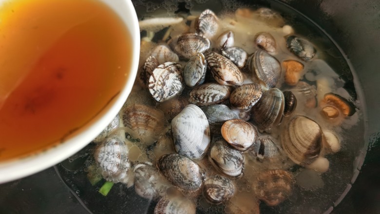 花蛤豆腐汤,倒入适量的水，把泡石渠白菌的水也倒入锅里。
