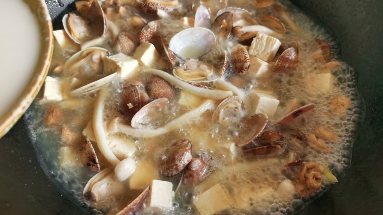 花蛤豆腐汤,想要汤汁变得浓稠些，可以加入适量的淀粉水。