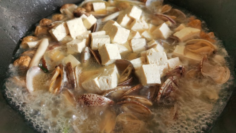 花蛤豆腐汤,加入焯水后的豆腐块。