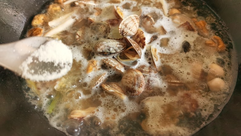 花蛤豆腐汤,加入少许的食盐和白胡椒调味，煮到花蛤开口就差不多好了。