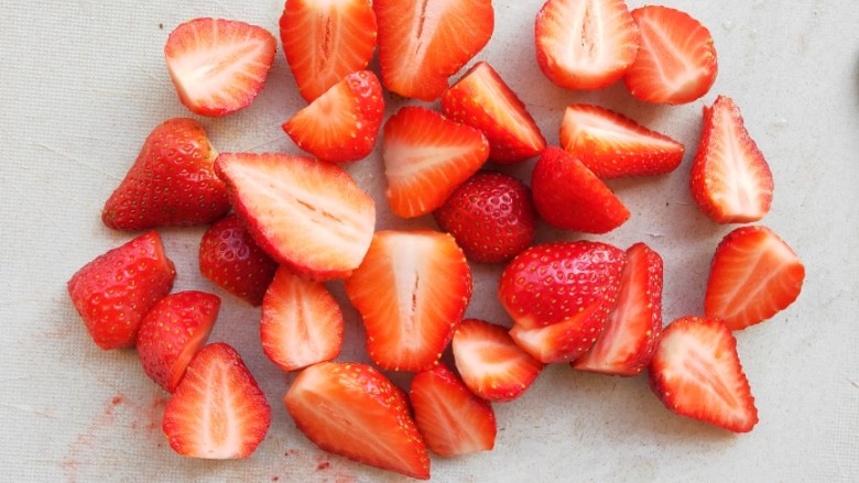 草莓酸奶昔,把草莓蒂切掉，再对半切开