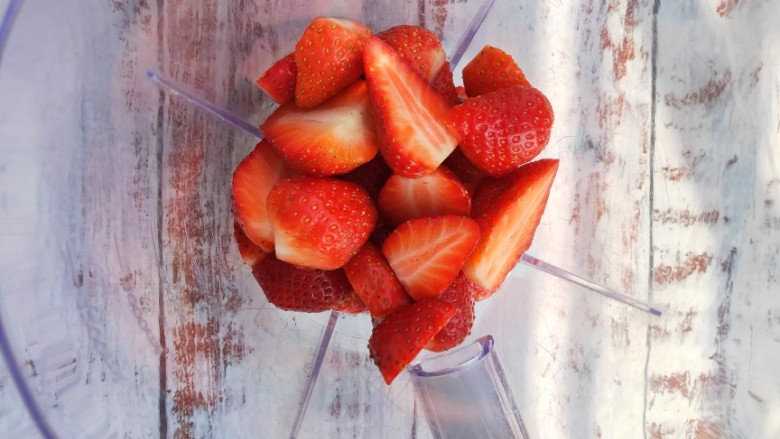 草莓酸奶昔,将切好的草莓放进榨汁机中