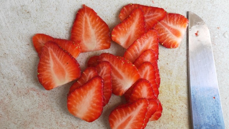 草莓酸奶昔,将草莓切成薄片