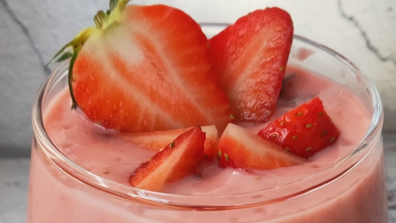 草莓酸奶昔,最后再放点草莓装饰下