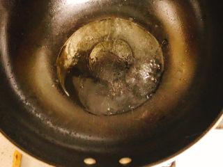 花生小米排骨蒸饭,锅内倒入油