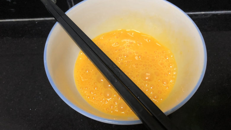 芹菜炒木耳➕ 绽黄摇绿嫩参差,鸡蛋搅拌成均匀蛋液